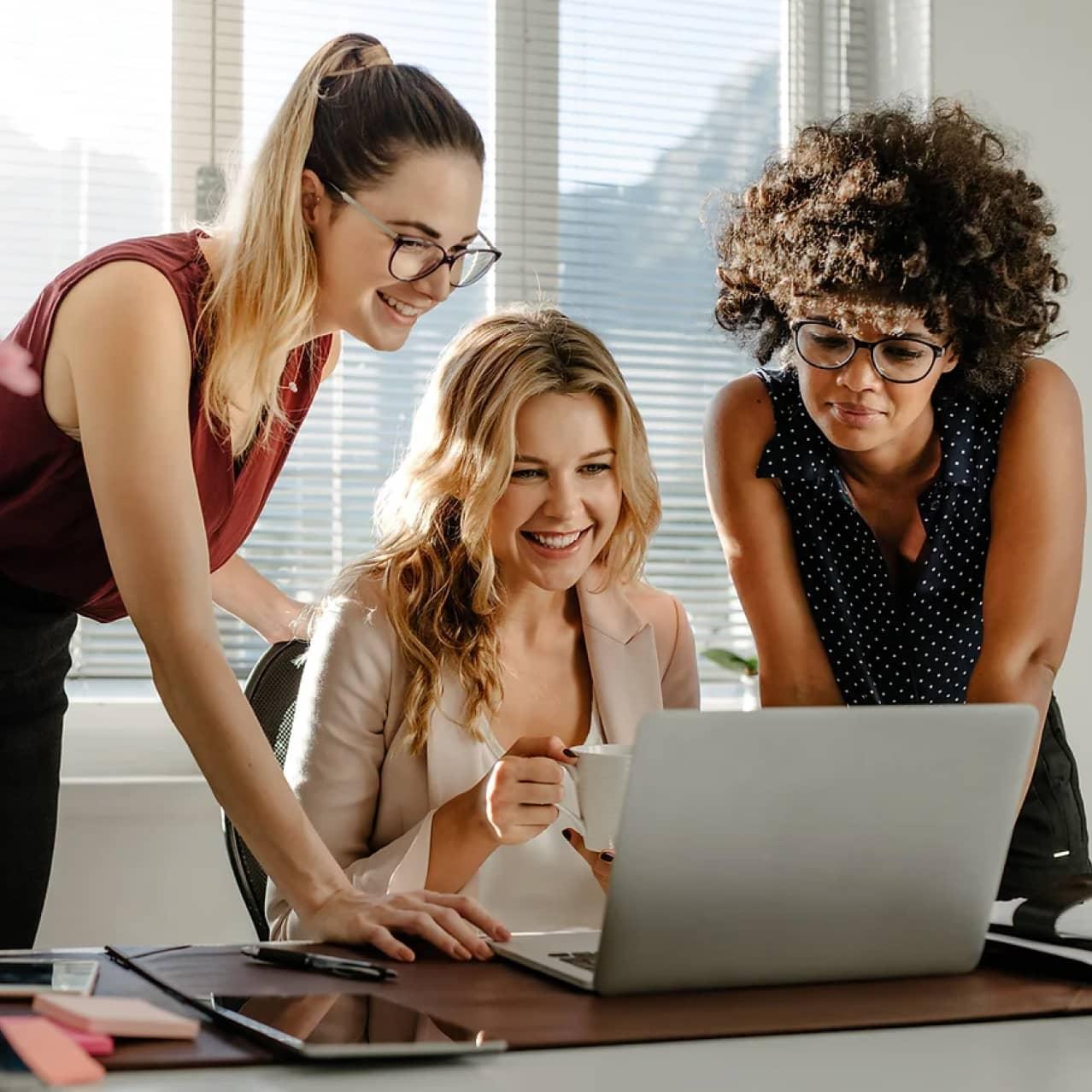 Dziewczy z komputerem